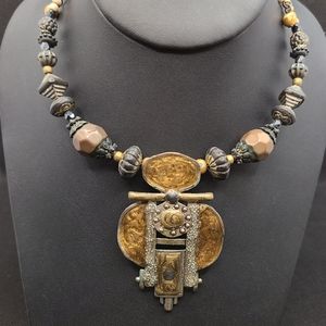 Artistic motif self-closing necklace